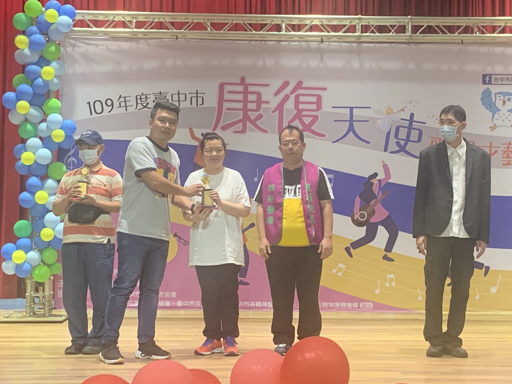 賀！恭喜精神醫學部日間病房會員參與台中市衛生局舉辦『109年康復天使歌唱才藝比賽』，表演烏克莉莉彈唱，榮獲『優勝』！